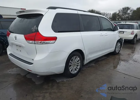 2014 Toyota Sienna Xle V6 8 Passenger z USA, uszkodzony, nr VIN 5TDYK3DC1ES446231